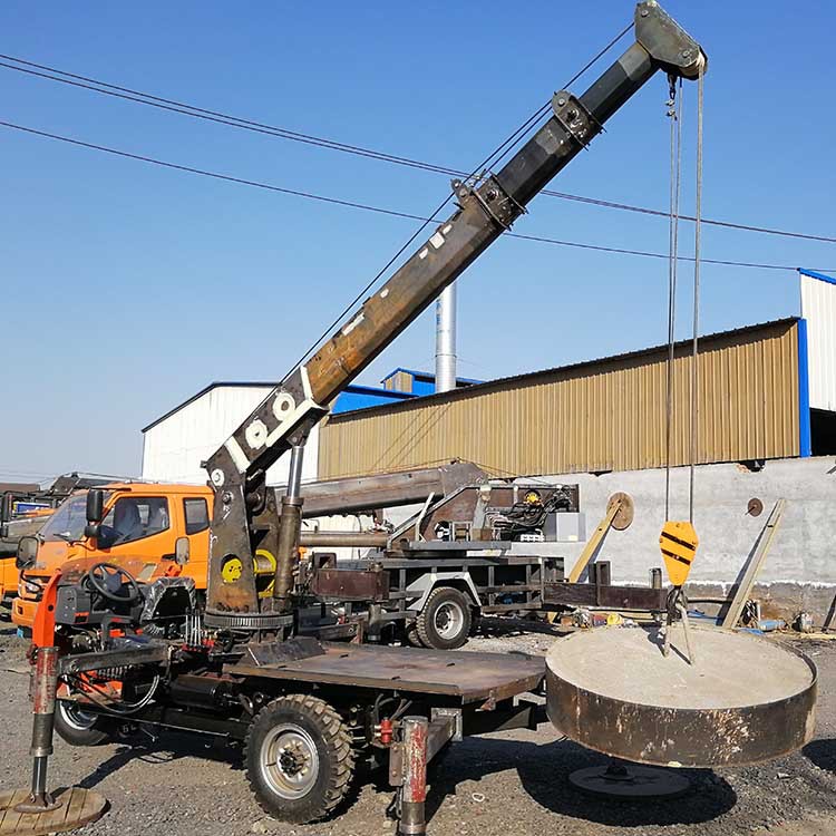 四川九麟拖拉机随车吊 2吨三轮吊树吊车 结构简单安装方便