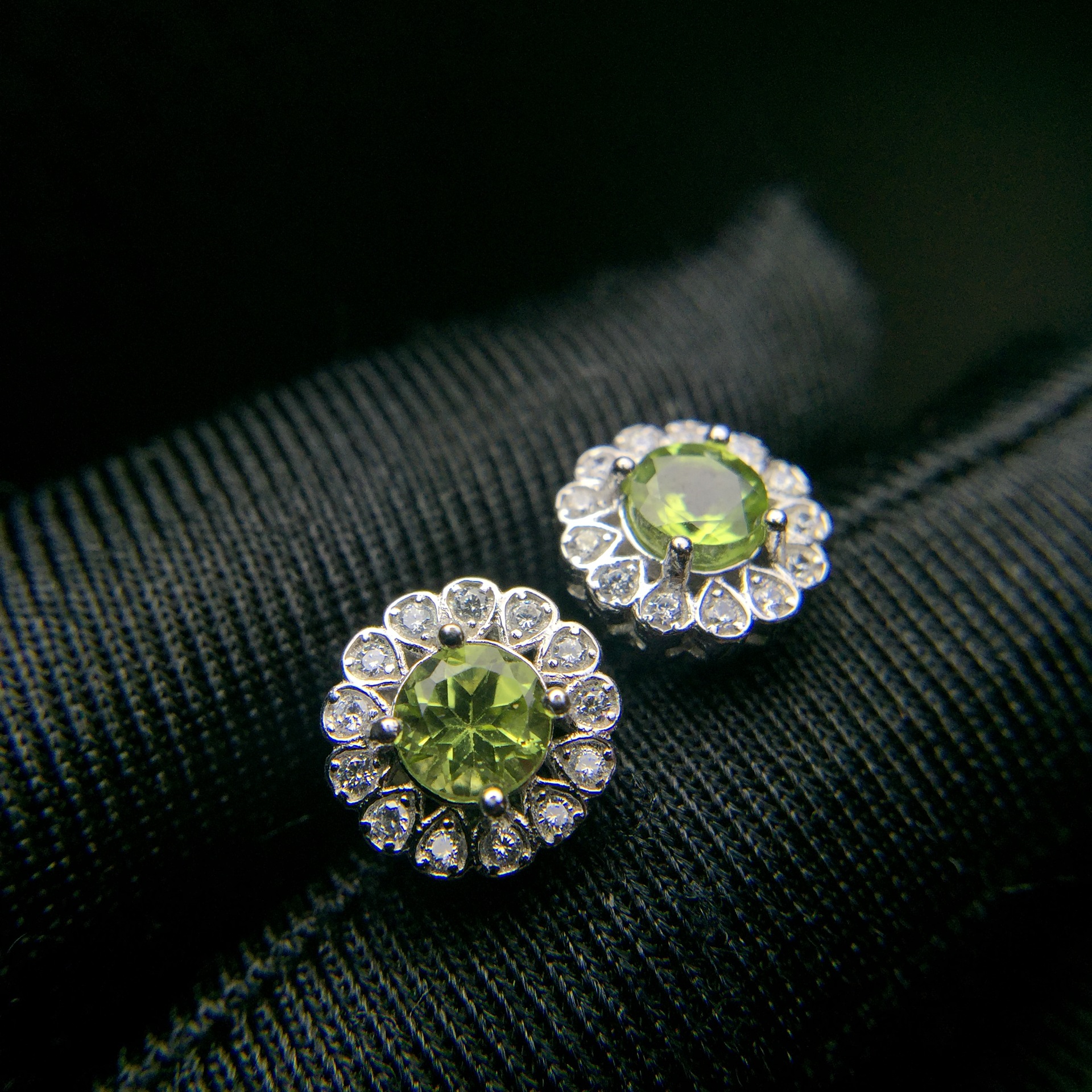 彩宝首饰 925 银镶嵌天然橄榄石小花耳钉 简单大方