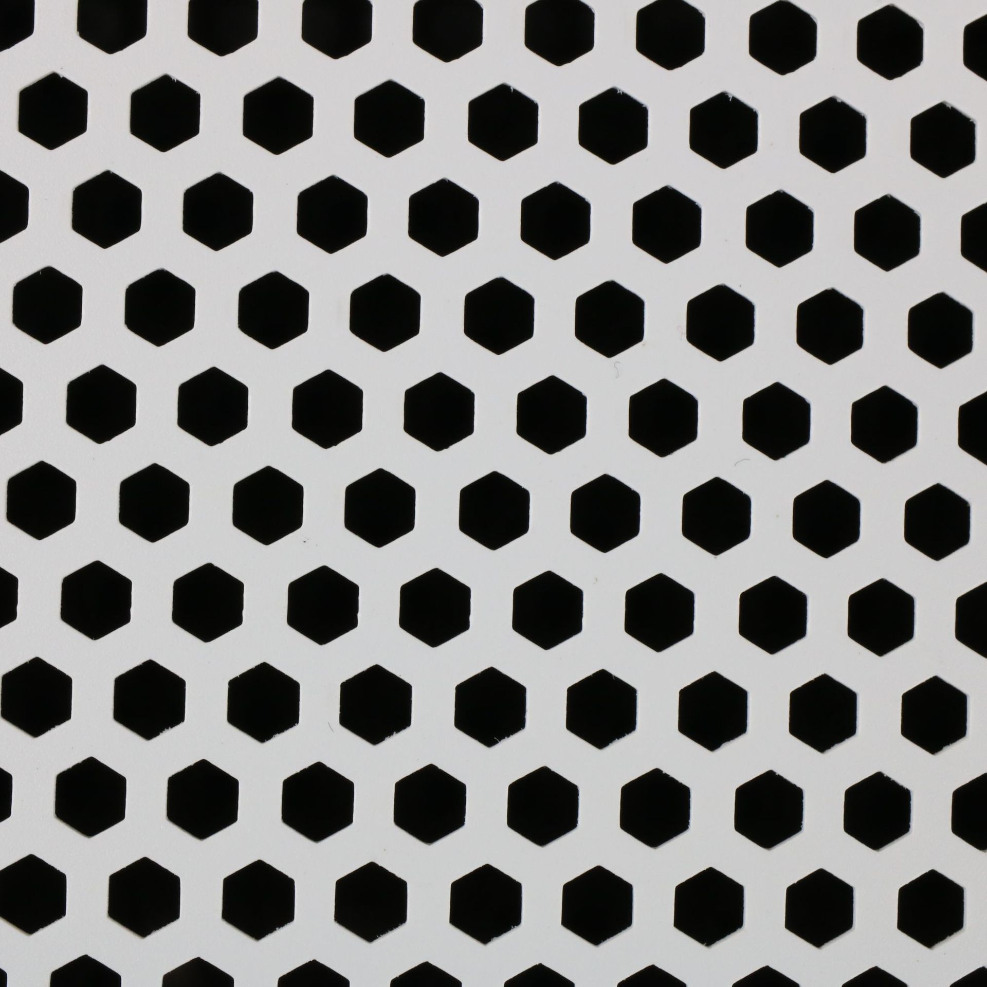 白色3mm六角塑胶冲孔网卷料.jpg