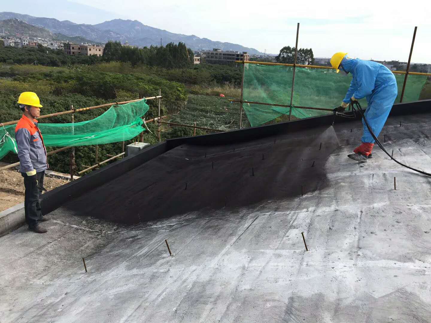 厂家供应喷国标涂速凝防水涂料喷涂速凝橡胶沥青防水涂料快速成膜