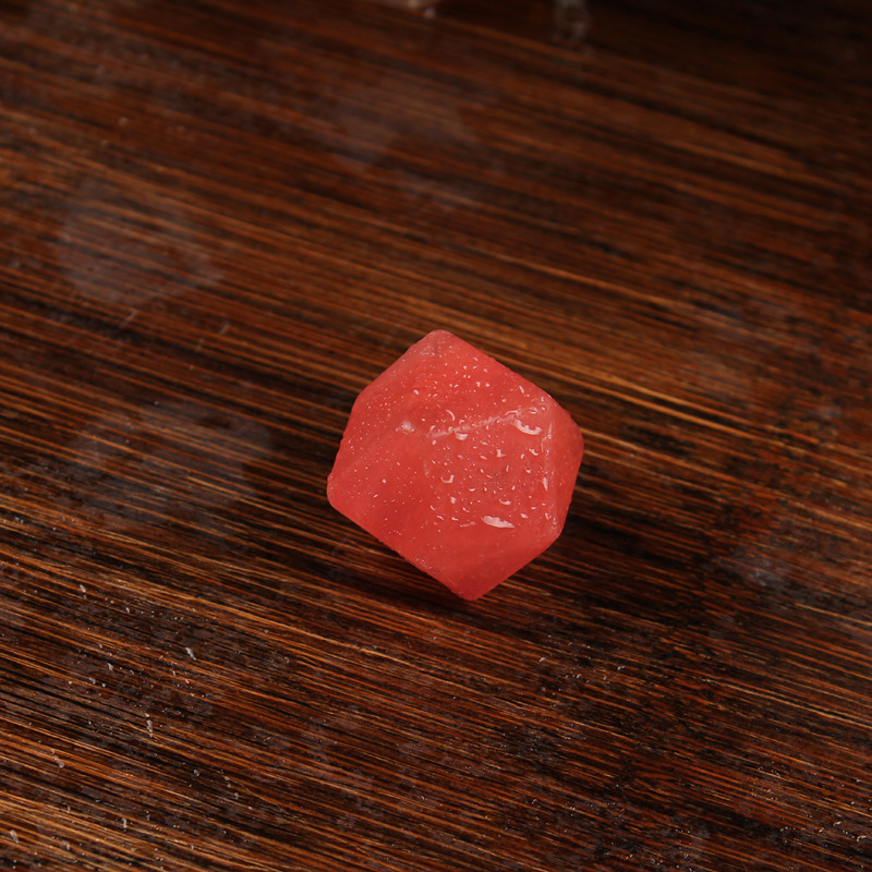 源头厂家西瓜红多面体恒温半宝石冰粒凉爽酒具用品冰镇石产品批发
