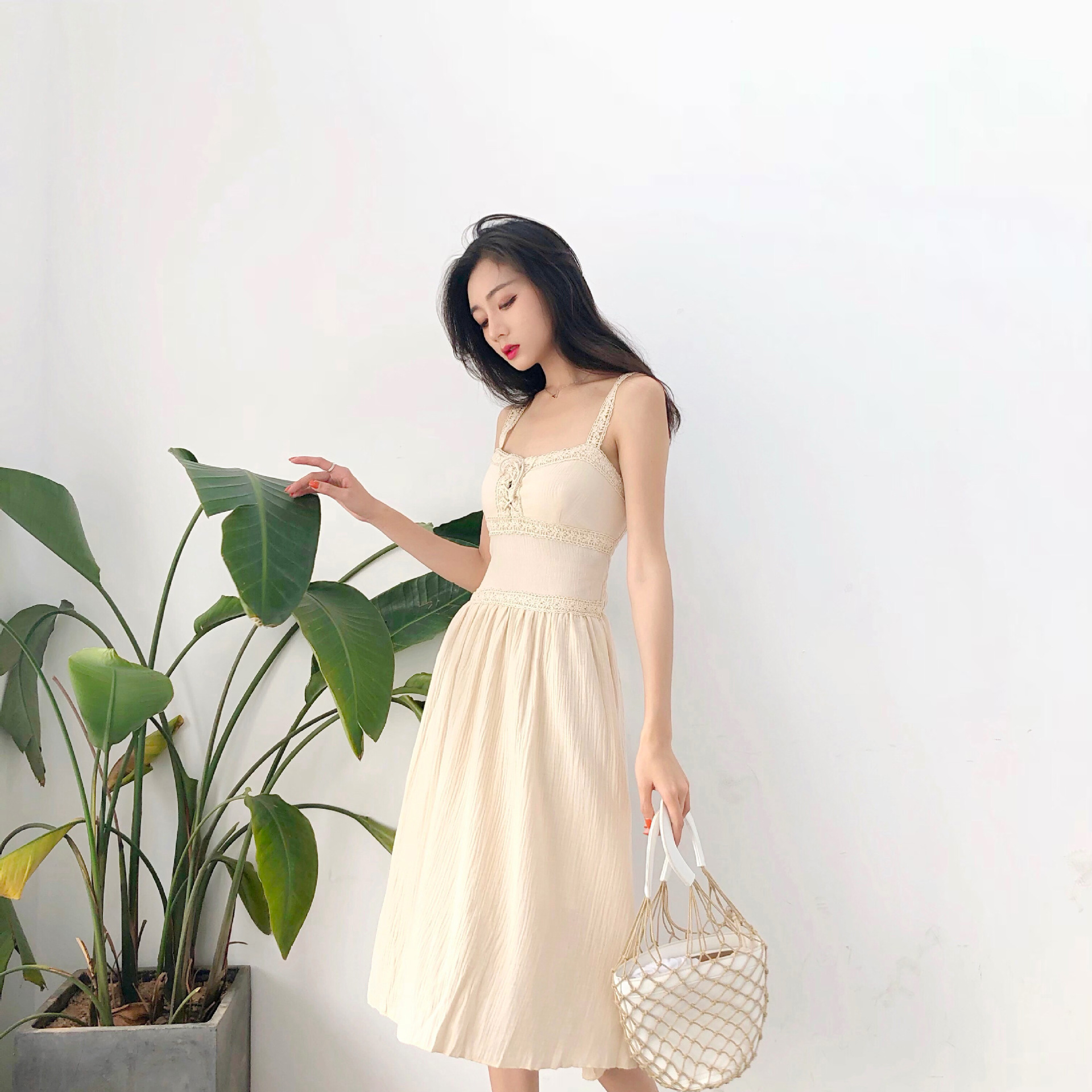 淑女气质小香风胸前系带收腰手工花边吊带连衣裙中长款高腰大摆裙