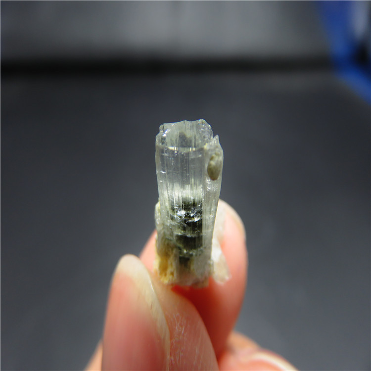 白黑双色碧玺 天然宝石 原石 巴基斯坦宝石 矿标 矿晶 b201