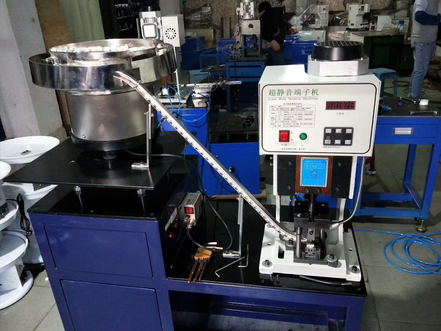 qr2000s自动振动盘端子机电源线三插架二插架自动端子压着机