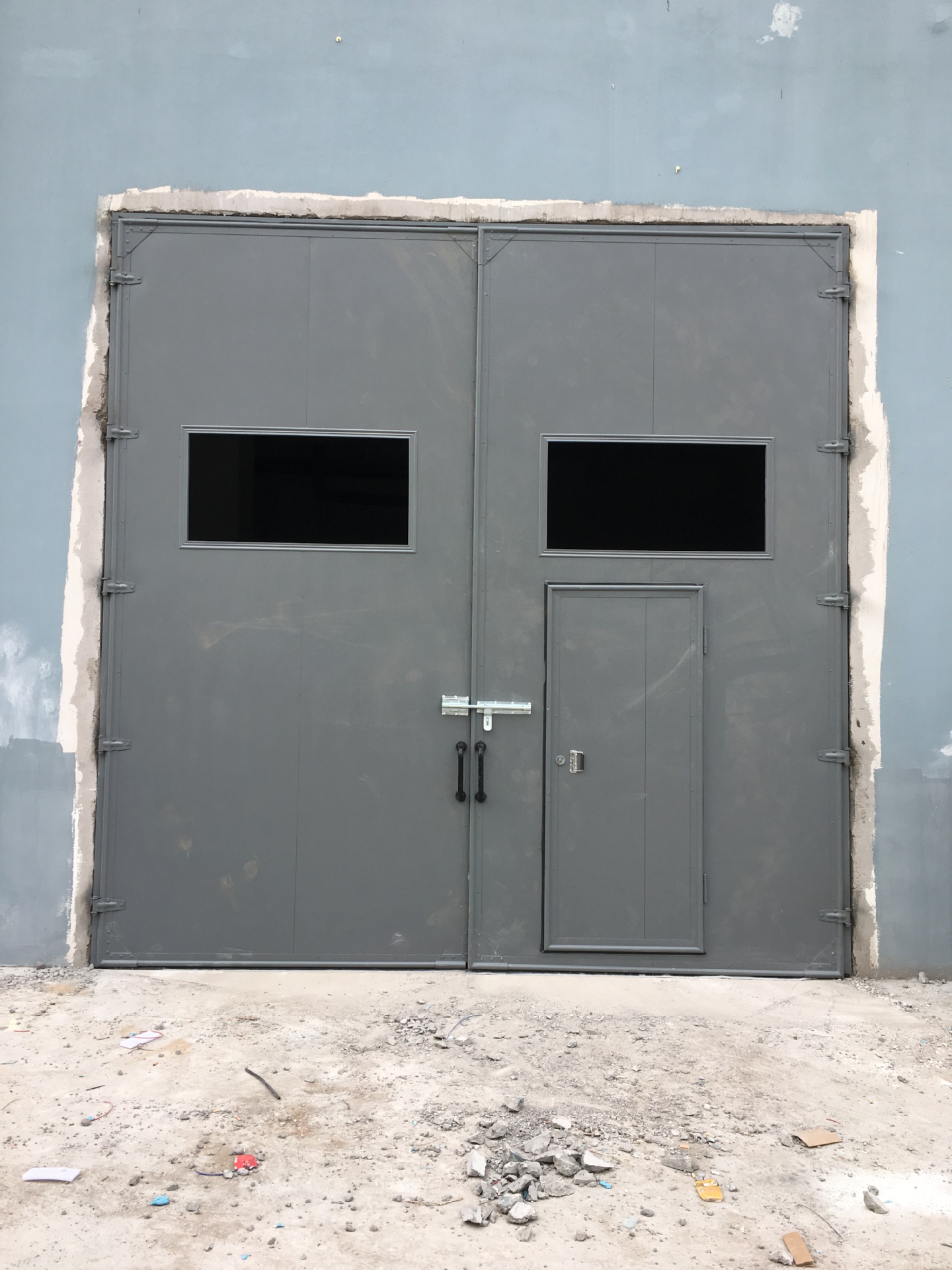 工程实景图 保温钢大门 平开钢大门 钢质保温门 钢制平开保温门