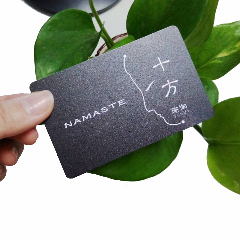 pvc全新料白卡金银底烫金哑面磨砂砂定制异形字母卡印刷定制尺寸