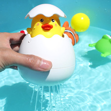 跨境儿童洗澡企鹅会喷水戏水小鸭子蛋壳宝宝浴室漂浮洒水花洒玩具