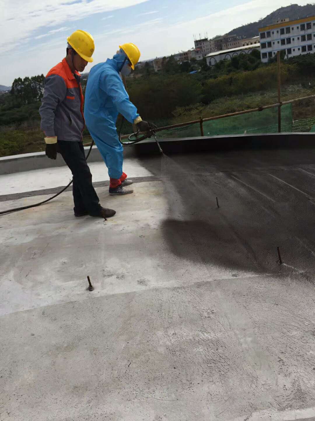 厂家供应喷国标涂速凝防水涂料喷涂速凝橡胶沥青防水涂料快速成膜
