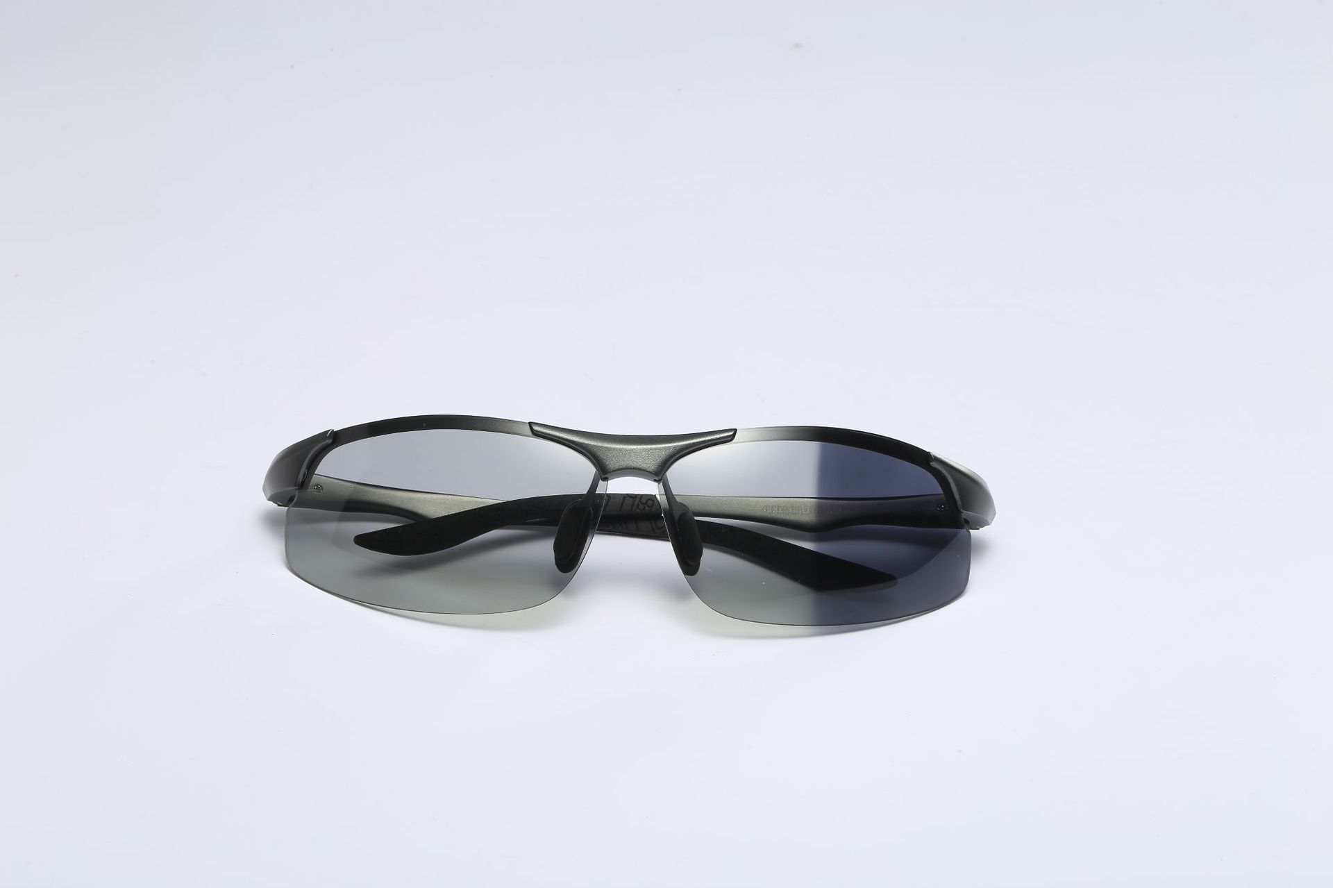 2018新款厂家直销运动铝镁变色镜全天候夜视变色太阳眼镜8003