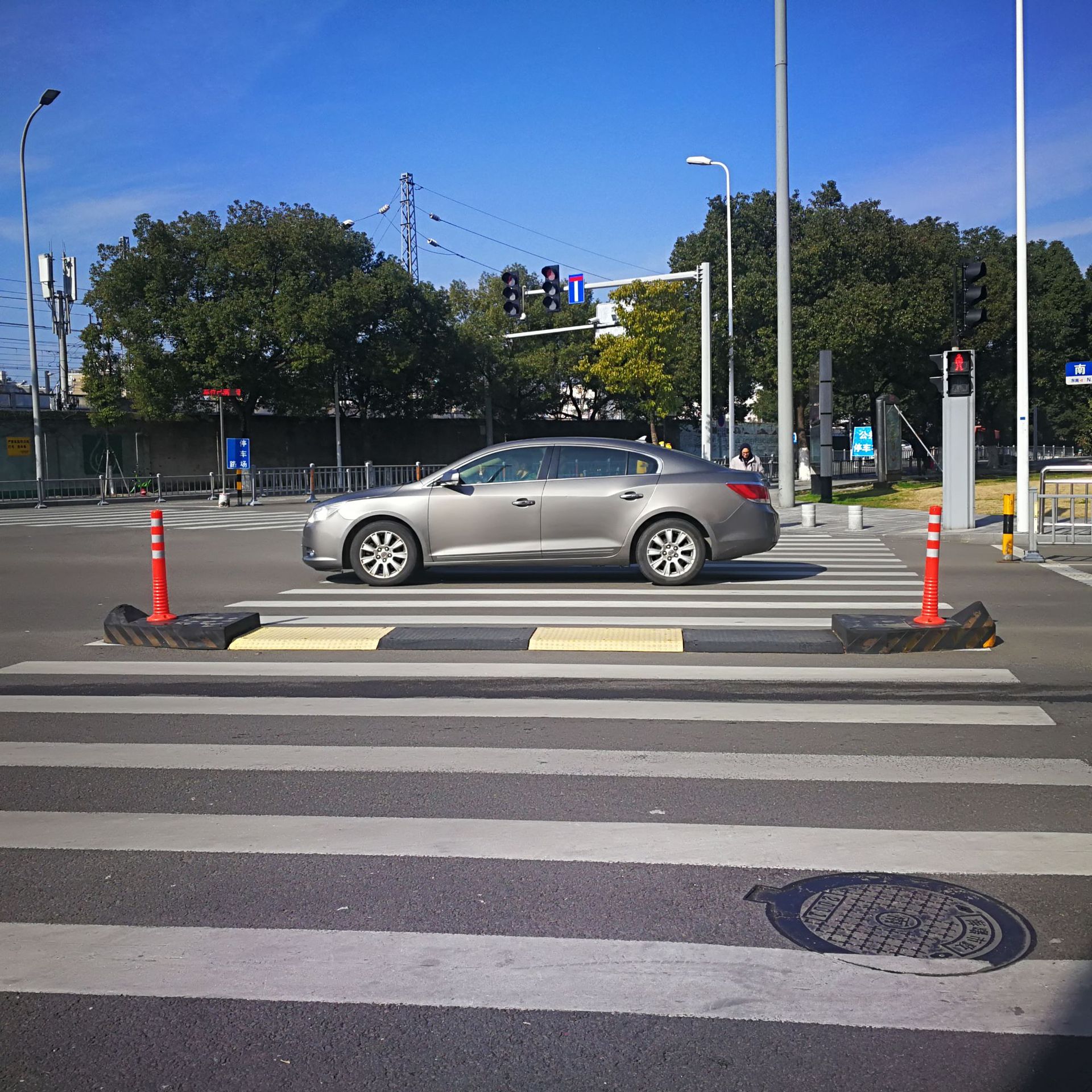 临洋橡胶行人安全岛 6米长防撞安全岛 橡胶安全带 警示安全坡