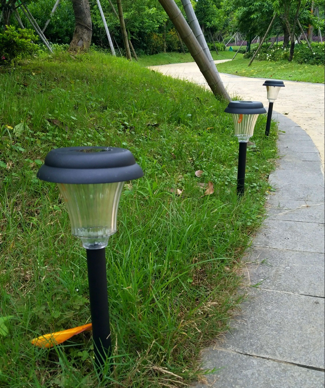 厂家批发 太阳能圆灯 塑料款草坪灯 庭院灯 led太阳能插地灯