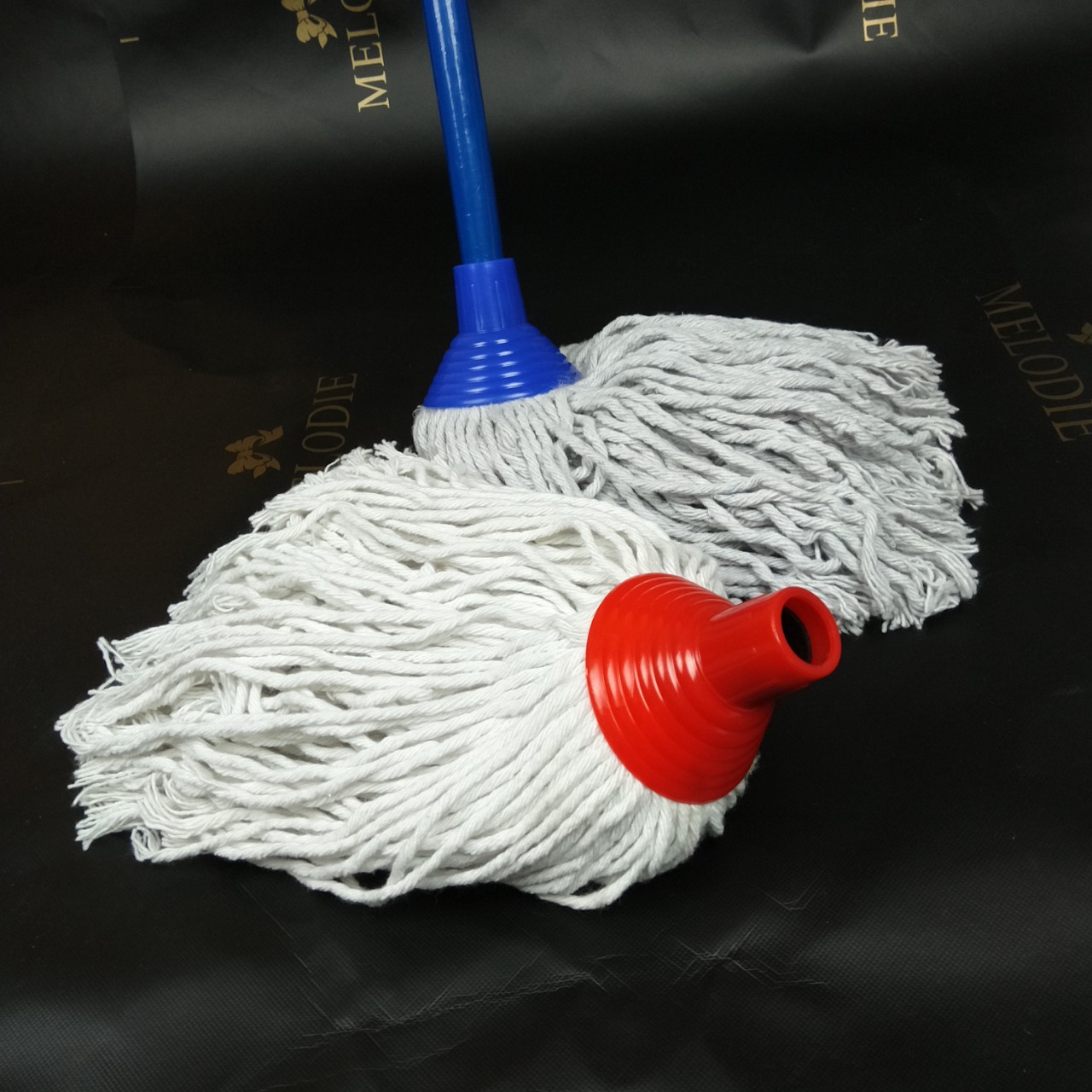 白色棉纱多股拖把头 圆头塑料件地拖头