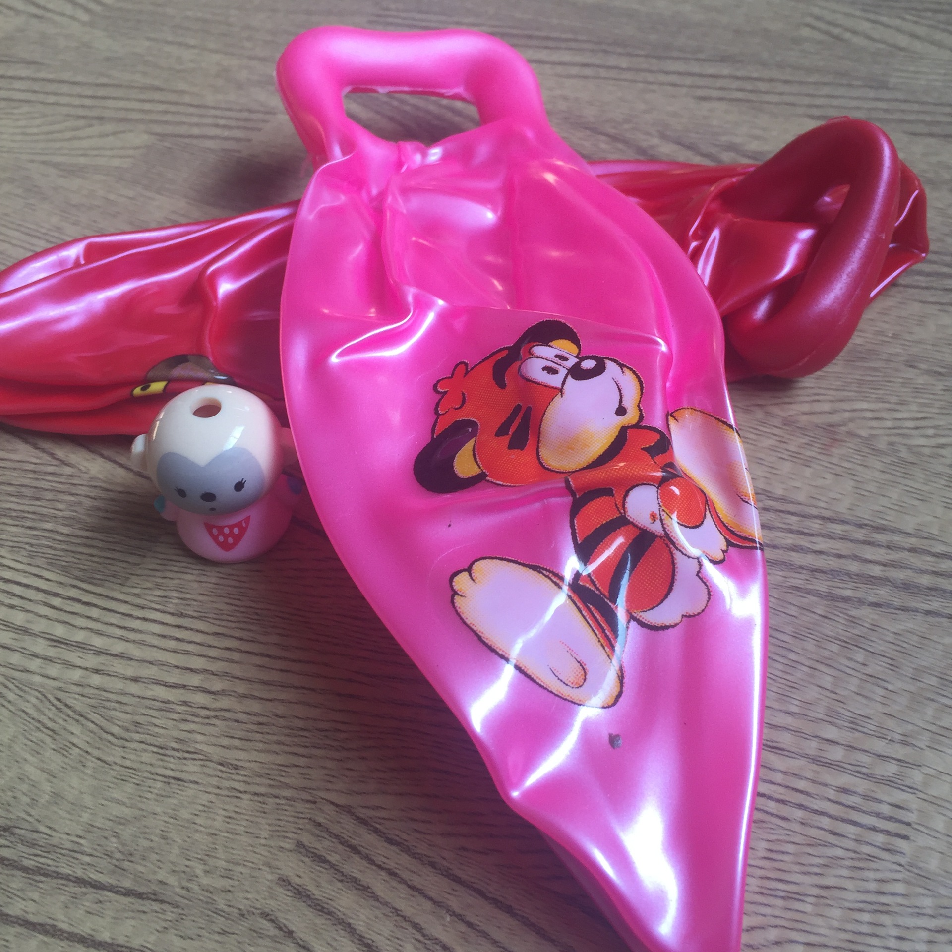 儿童玩具手提球 充气皮球 两元江湖地摊百货源 2元小商品临沂批发