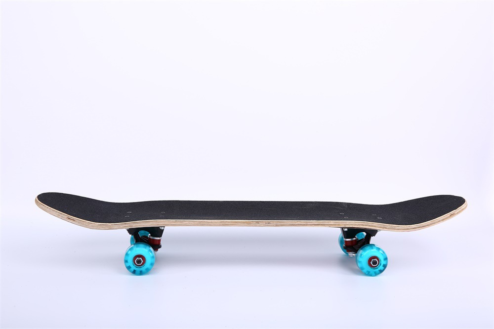 四轮滑板双翘运动户外滑板车儿童成人7层中国枫木板滑板厂家批发