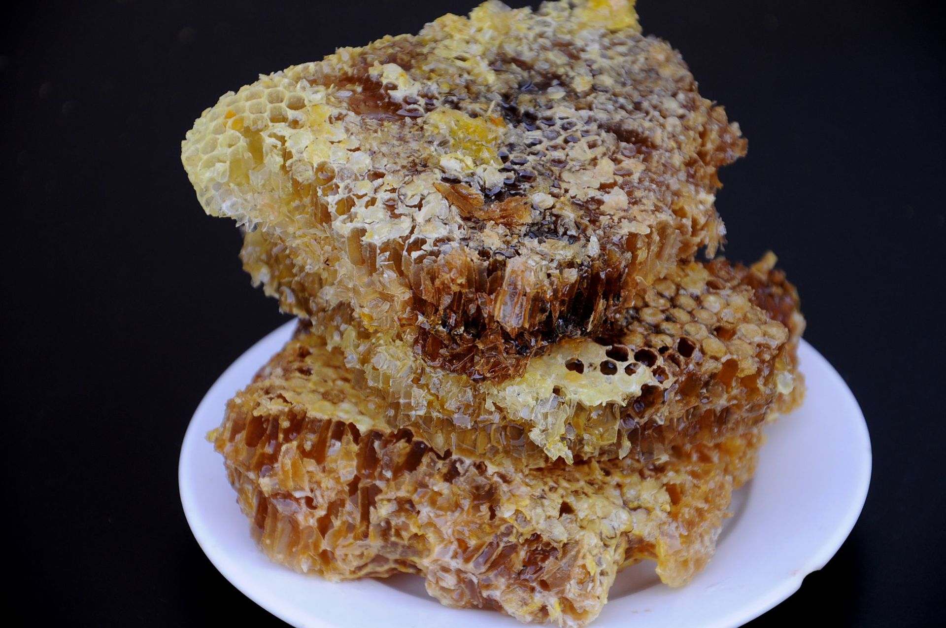 a深山纯正土蜂巢蜜1斤一年采割一次野生蜂巢蜜500g保鲜盒装零添加