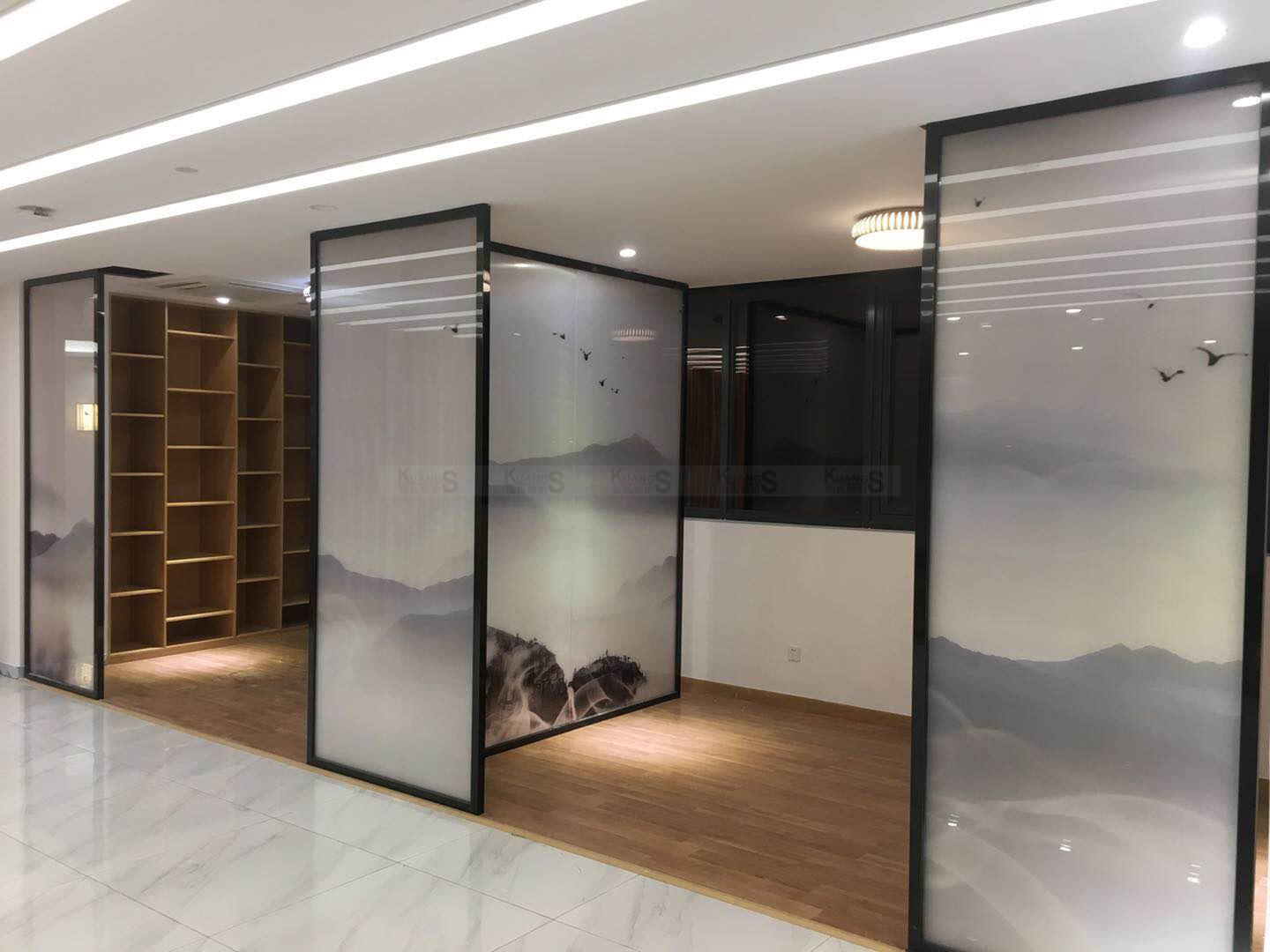 定制新中式水墨山水绢丝材料 酒店屏风隔断装饰 玻璃夹丝夹层材料