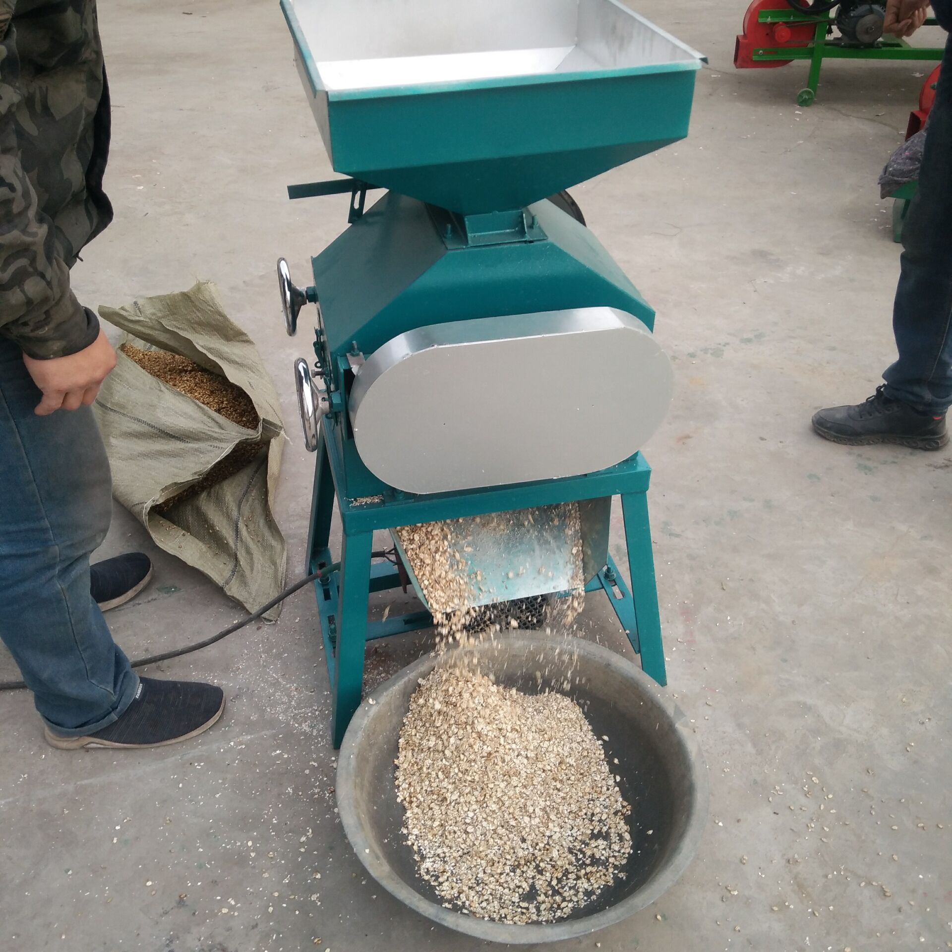 小型杂粮挤扁机 对辊式花生破碎机 红小豆压扁机