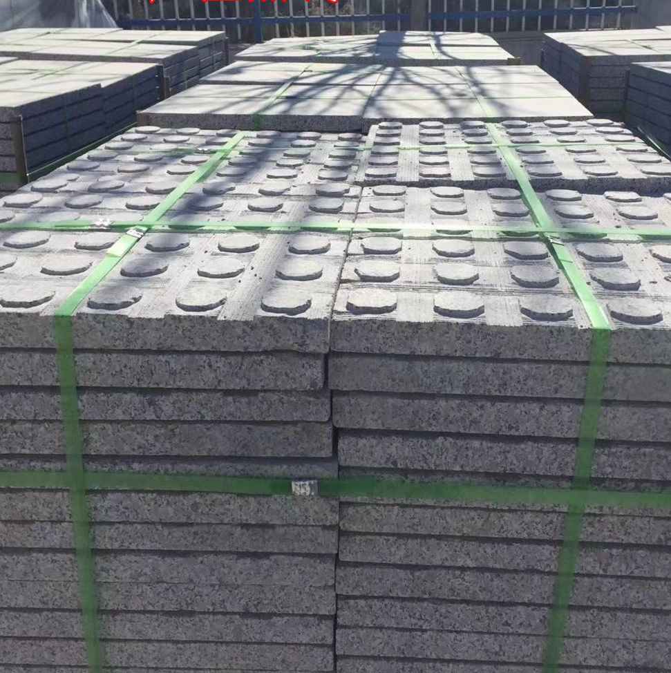 直销芝麻灰盲道板价格 芝麻黑盲道砖 天然人行道图片