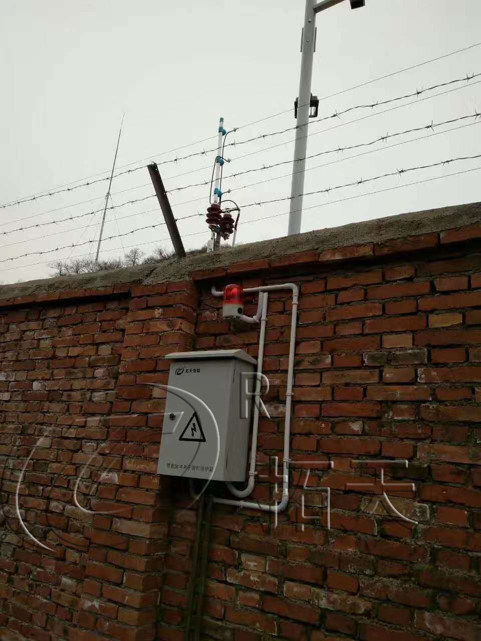 脉冲电子围栏全套系统 围墙电网防盗报警系统 脉冲围栏主机 拓天