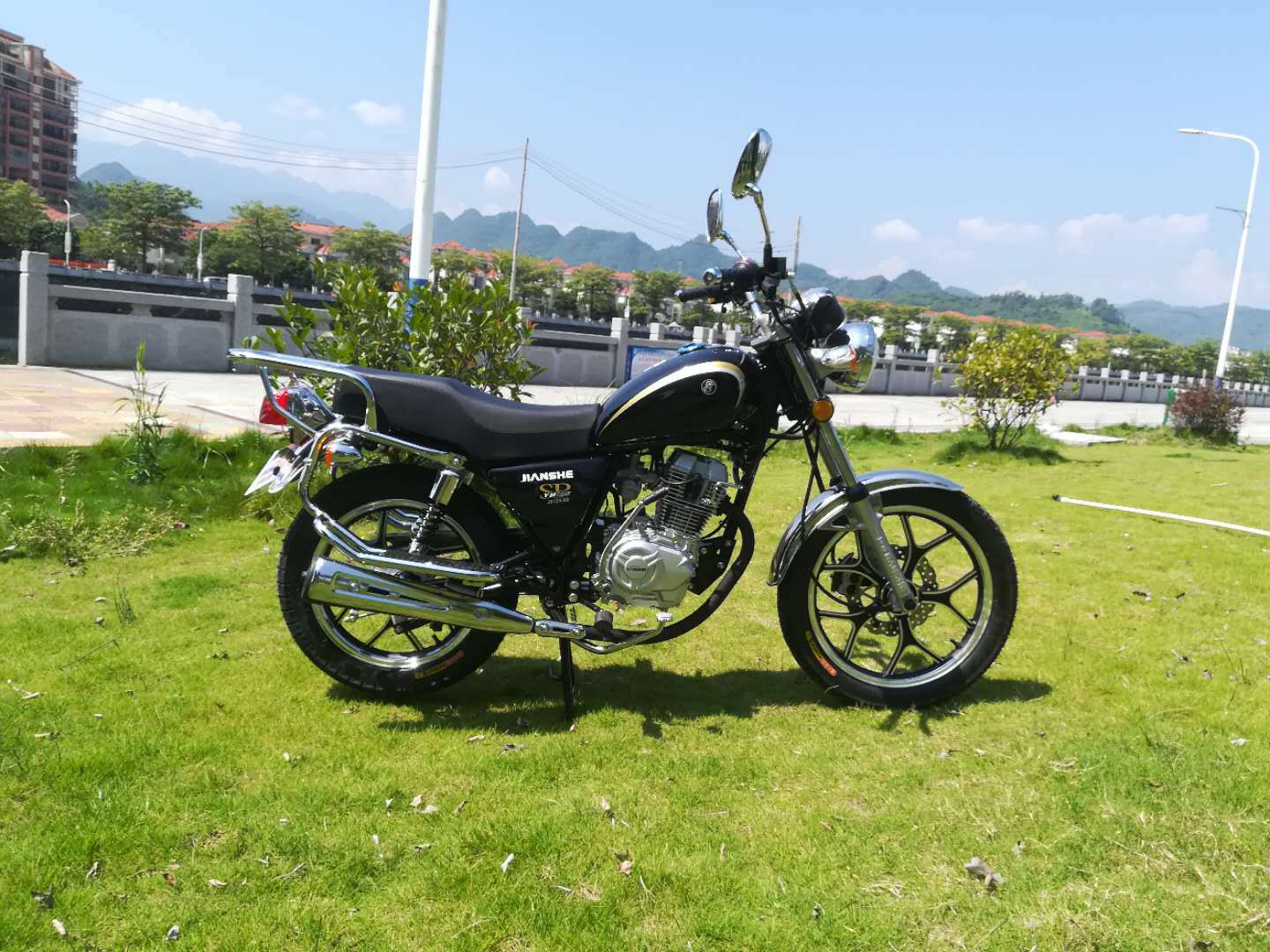 供应重庆建设牌摩托车125cc铃木太子款燃油跨骑二轮可上牌包邮