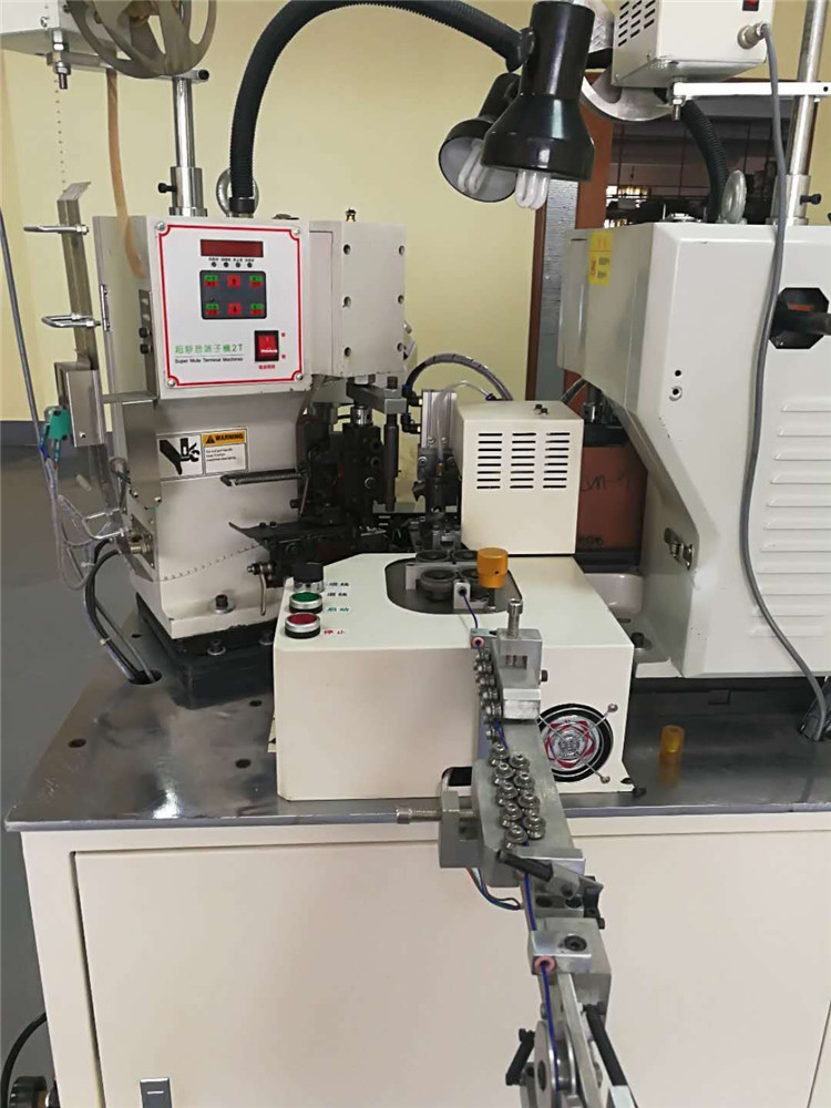 2018年全新升级4200pcs/h全自动双线双头合压2个端子铆压机