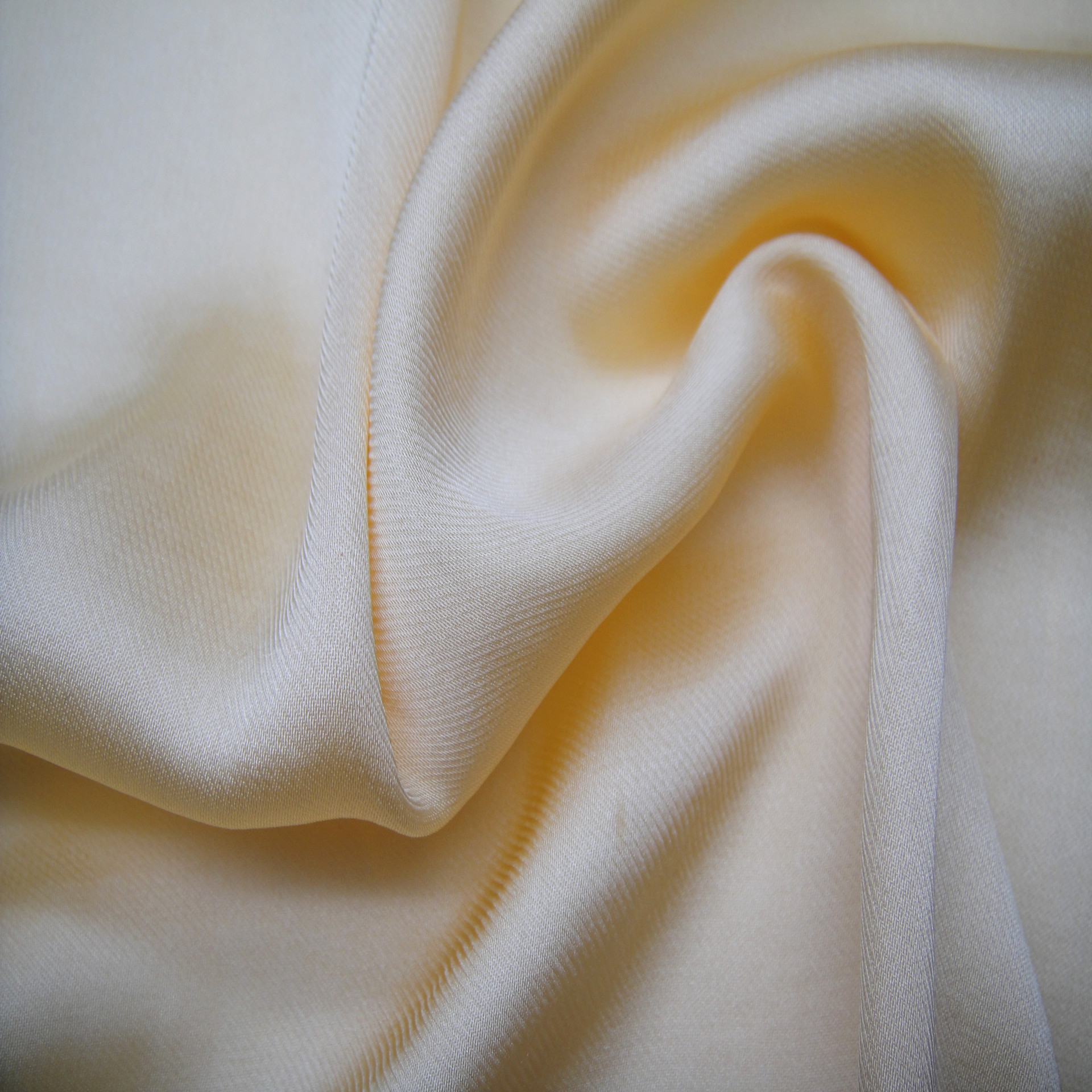 100%涤纶海岛丝缎面雪纺 平方米克重94克 高级时尚女装面料