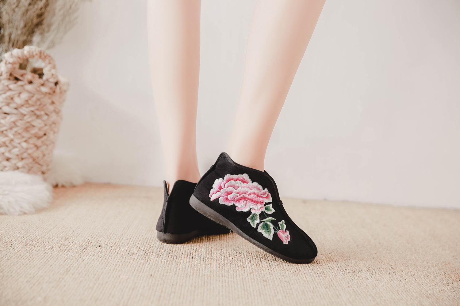 xq情怀新款中国风绣花加厚布鞋tzf