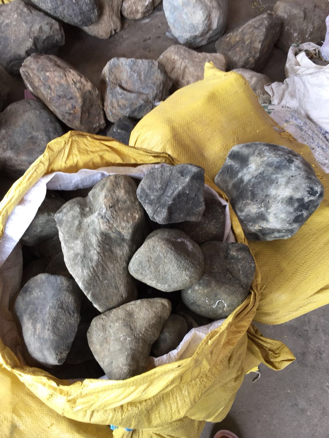 缅甸直供翡翠原石 批发翡翠毛料玉石色公斤料 莫西沙敞口