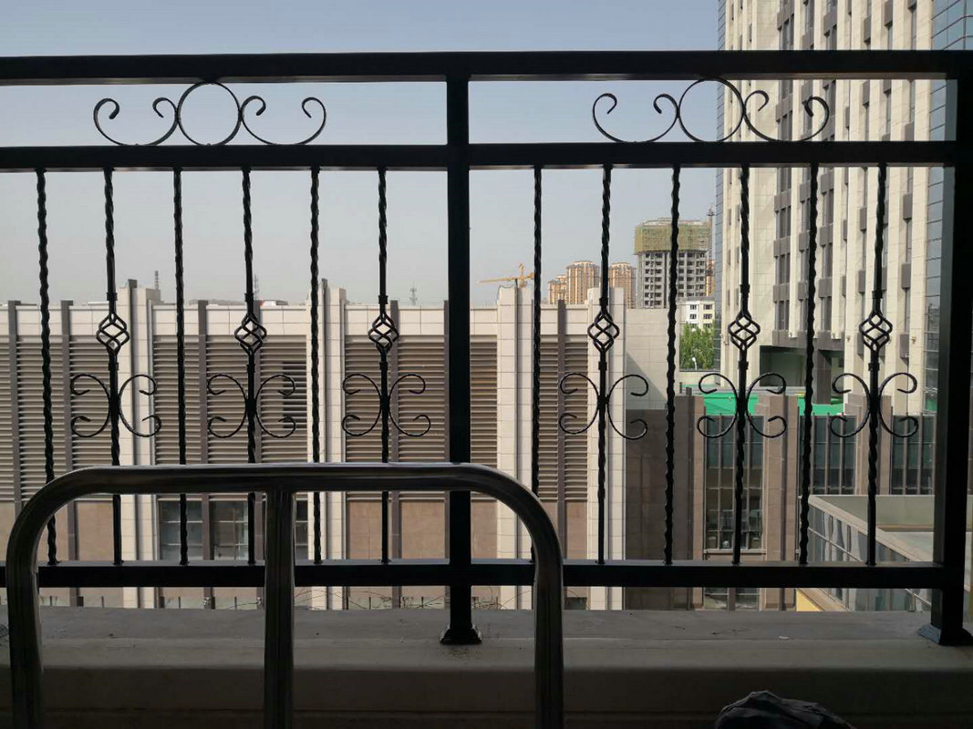 钢制阳台护栏楼层铁艺围栏室内飘窗防护栏别墅铁艺阳台护栏