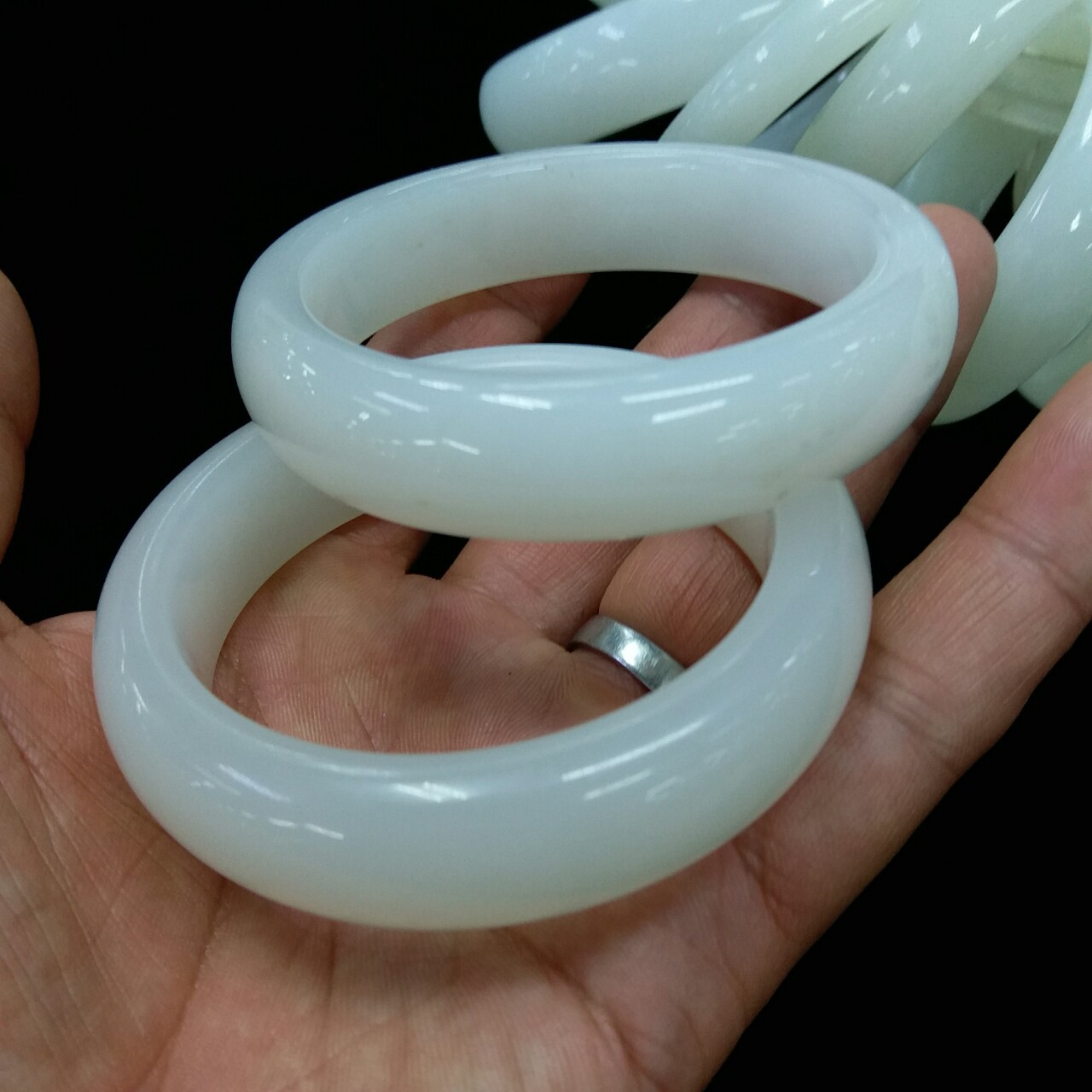 和田玉羊脂白玉青海料手镯细腻油润 厂家保真支持全国复检批发