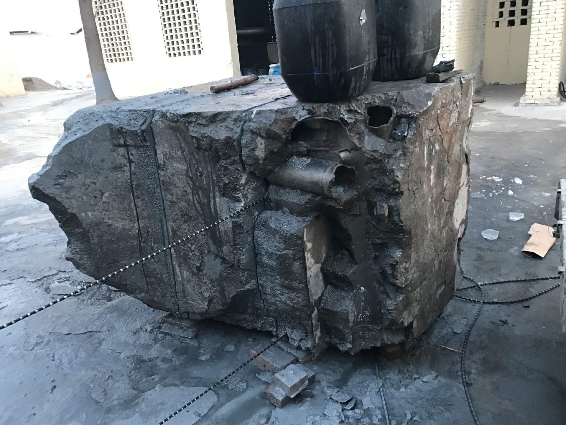 绳锯切割铸铁切生铁切割重金属绳锯机线锯遥控操作安全环保切锌块