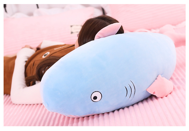 新款萌鲨鱼玩偶公仔家居靠垫陪睡抱枕沙发摆件厂家批发定制
