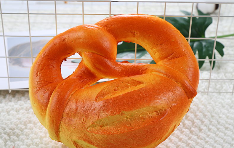 慢回弹仿真面包模型 柔软挤压发泄玩具 彩虹牛角包减压树脂工艺品