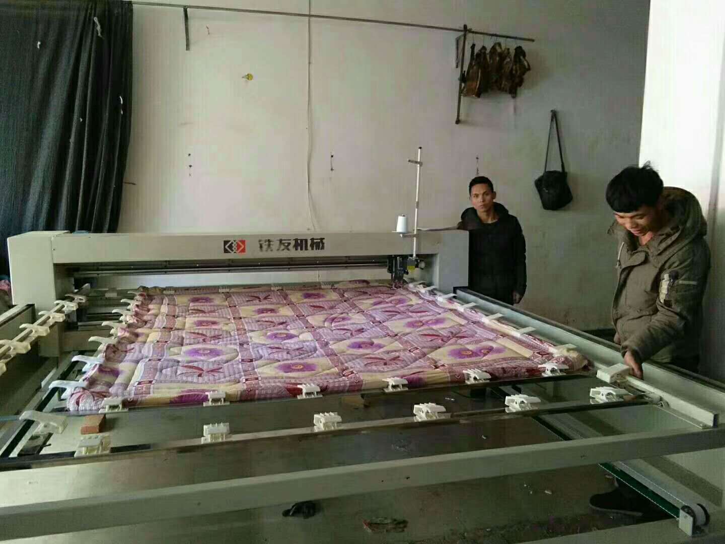 四川凉山昭觉县的客户,通过网络下单,选购的df~1的绗缝机,安装完毕!