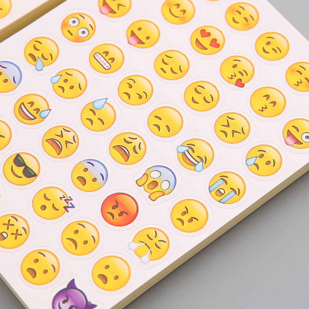 8个qq表情不干胶彩印笑脸贴纸 创意趣味回忆emoji不干胶贴标定制