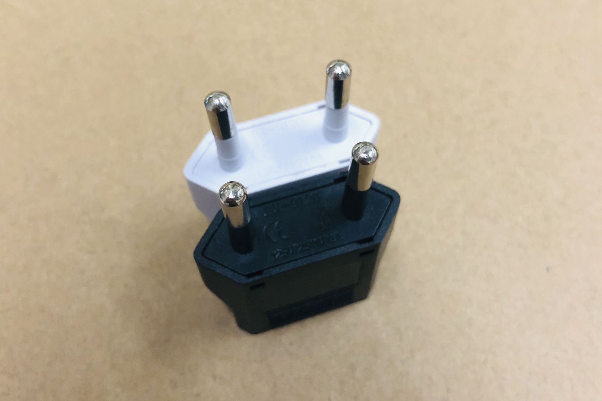 欧规转换插头美规转欧规插头全铜abs料大小孔美规转欧规转换插座