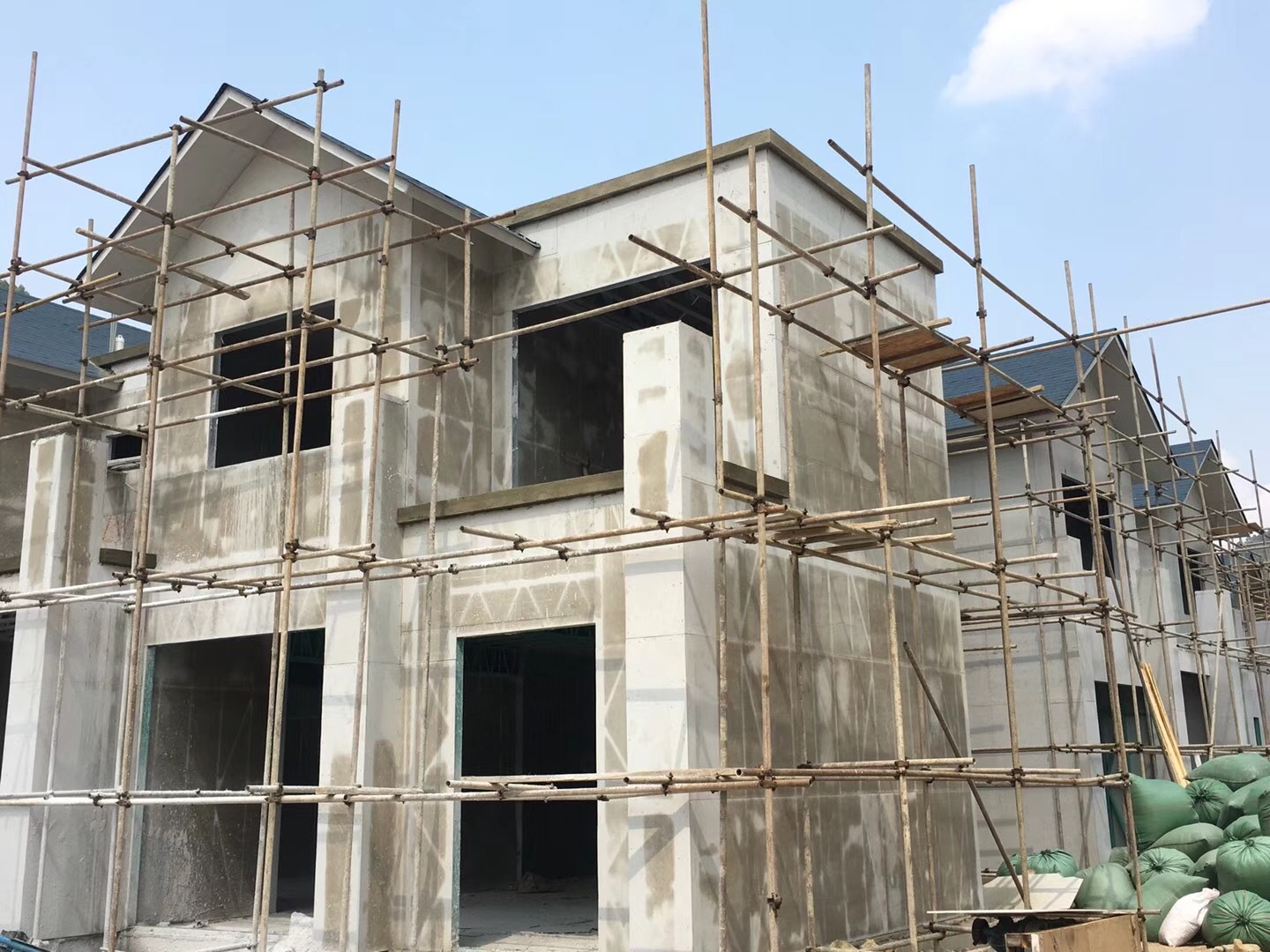 轻钢别墅新工艺,现浇泡粒混凝土实心墙体施工案例分享!
