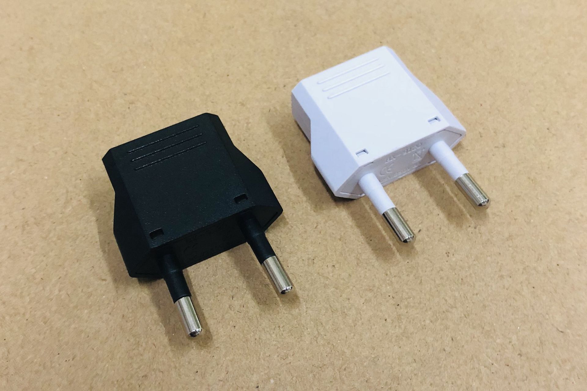 欧规转换插头美规转欧规插头全铜abs料大小孔美规转欧规转换插座