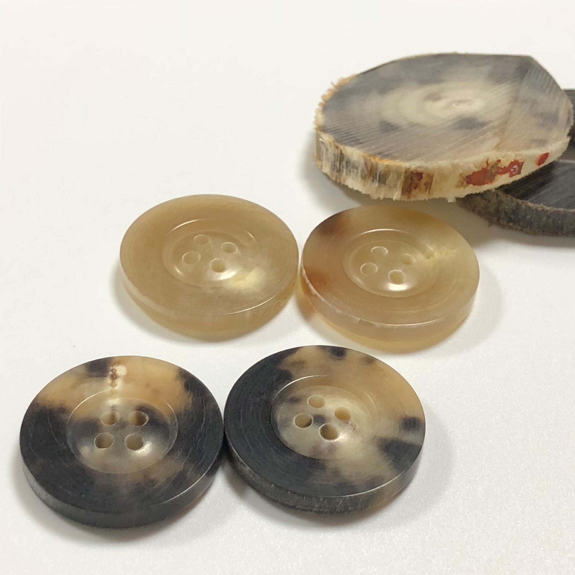 厂家直销m家大衣风衣扣 天然真牛角扣 男女西装外套四眼扣子