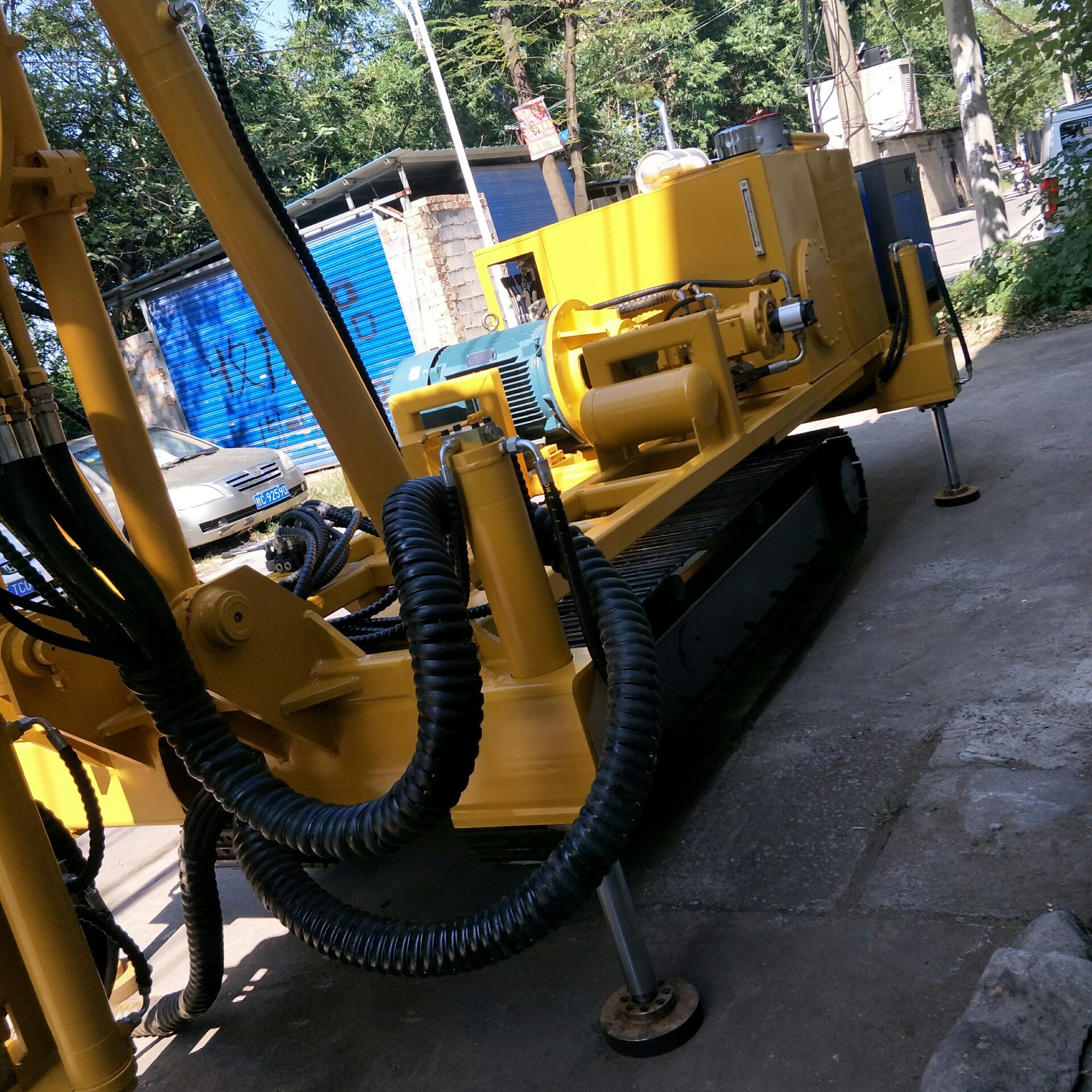 zgl800c中深孔钻机有四个伸缩支撑,定车稳定性好,能270度旋转