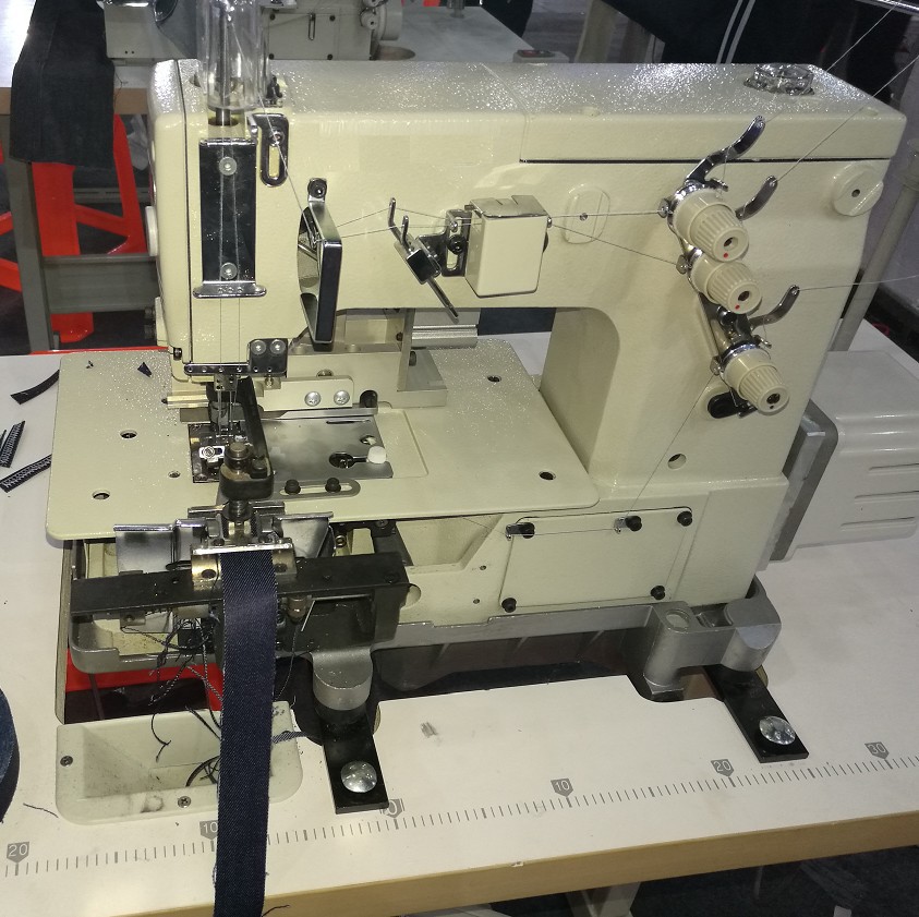 厂家直销 千业裤耳机 2000c裤耳机 裤袢机 双针带刀裤耳缝纫机