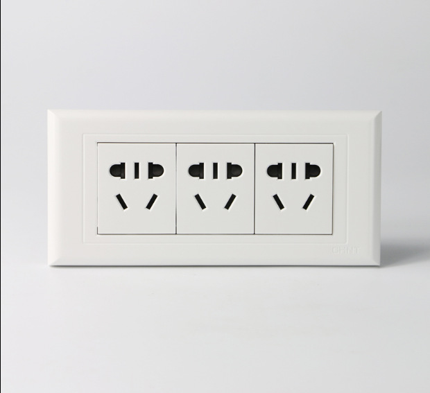 正泰118型开关插座面板白色家用15孔插座九孔插座多联五孔电源