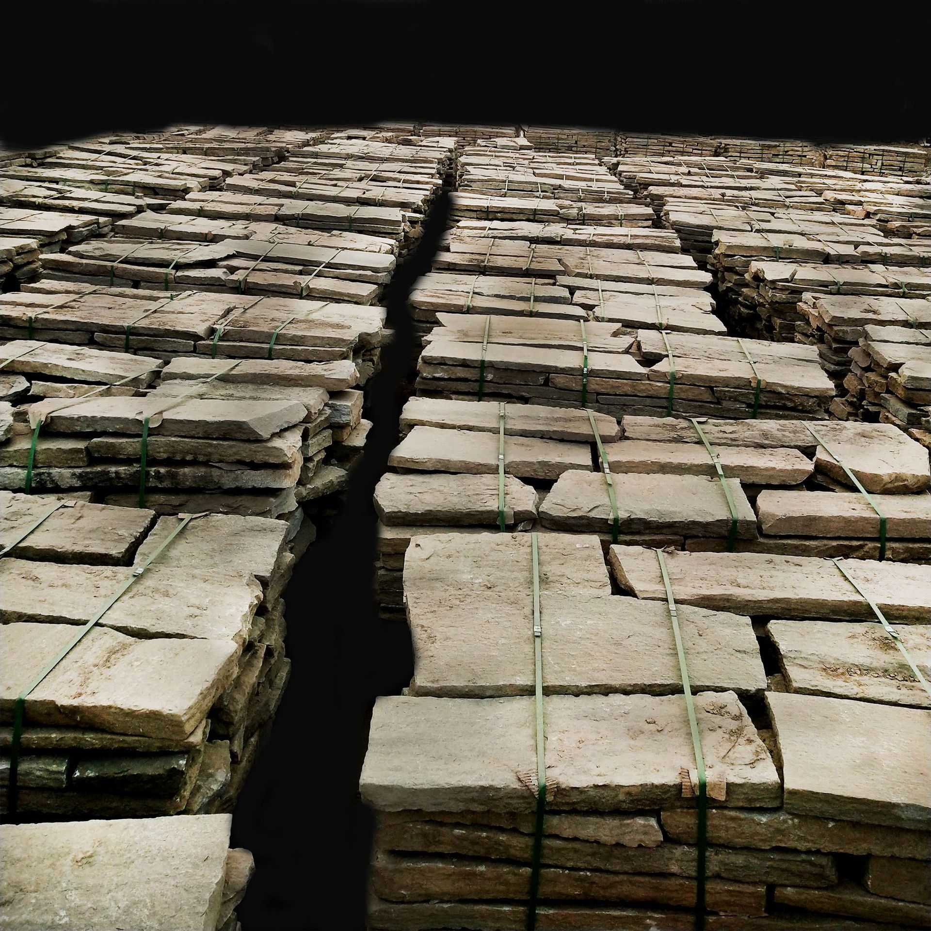 供应老石器民间收集老石板古建旧石条旅游铺路石怀旧复古厂家直销