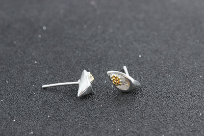 原创日韩拉丝简约甜美礼物饰品银耳钉个性迷你可爱马蹄莲小耳钉女