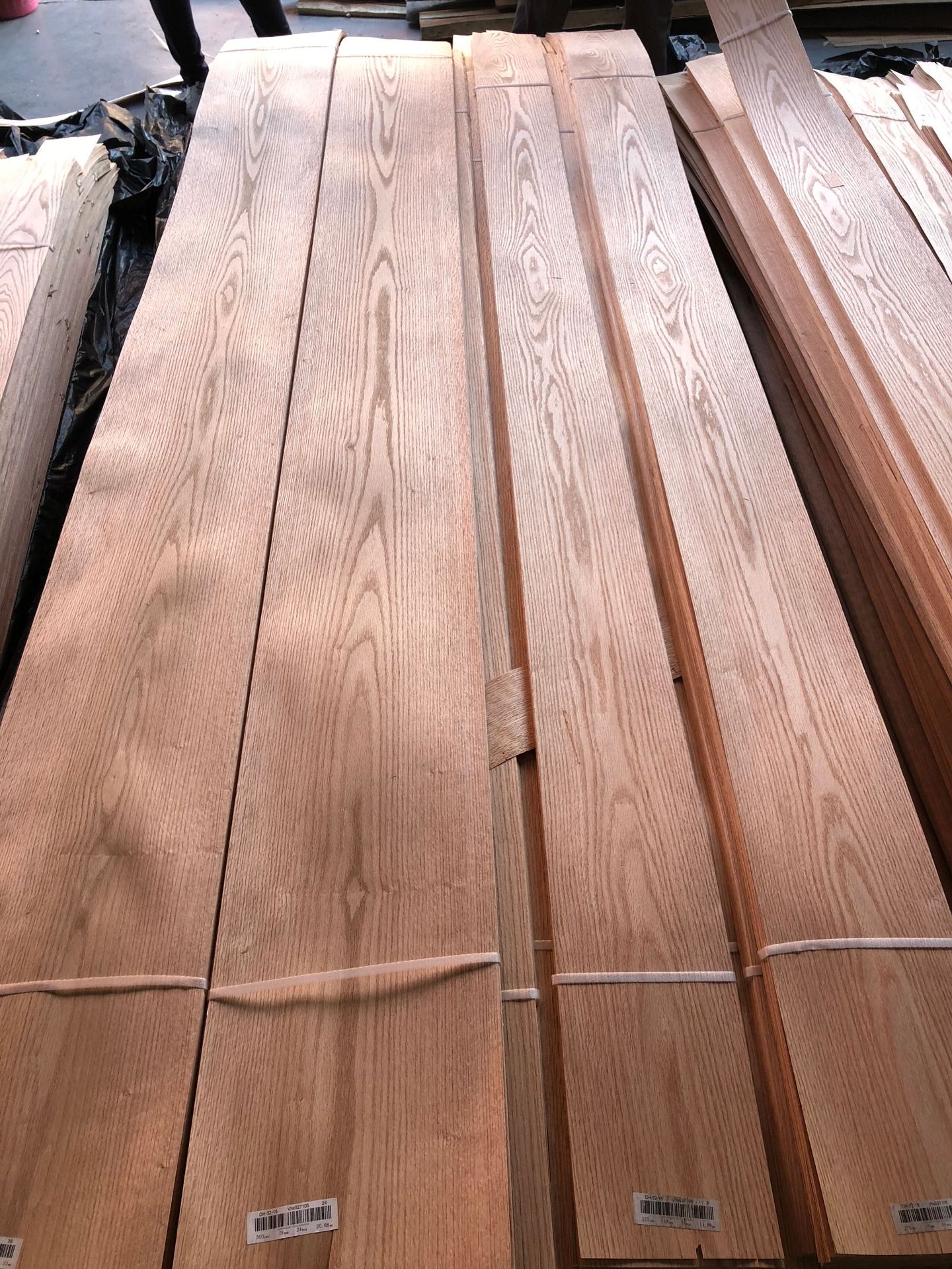 厂家直销天然红橡山纹木皮家具橱柜墙身贴面板木饰面加工木皮批发