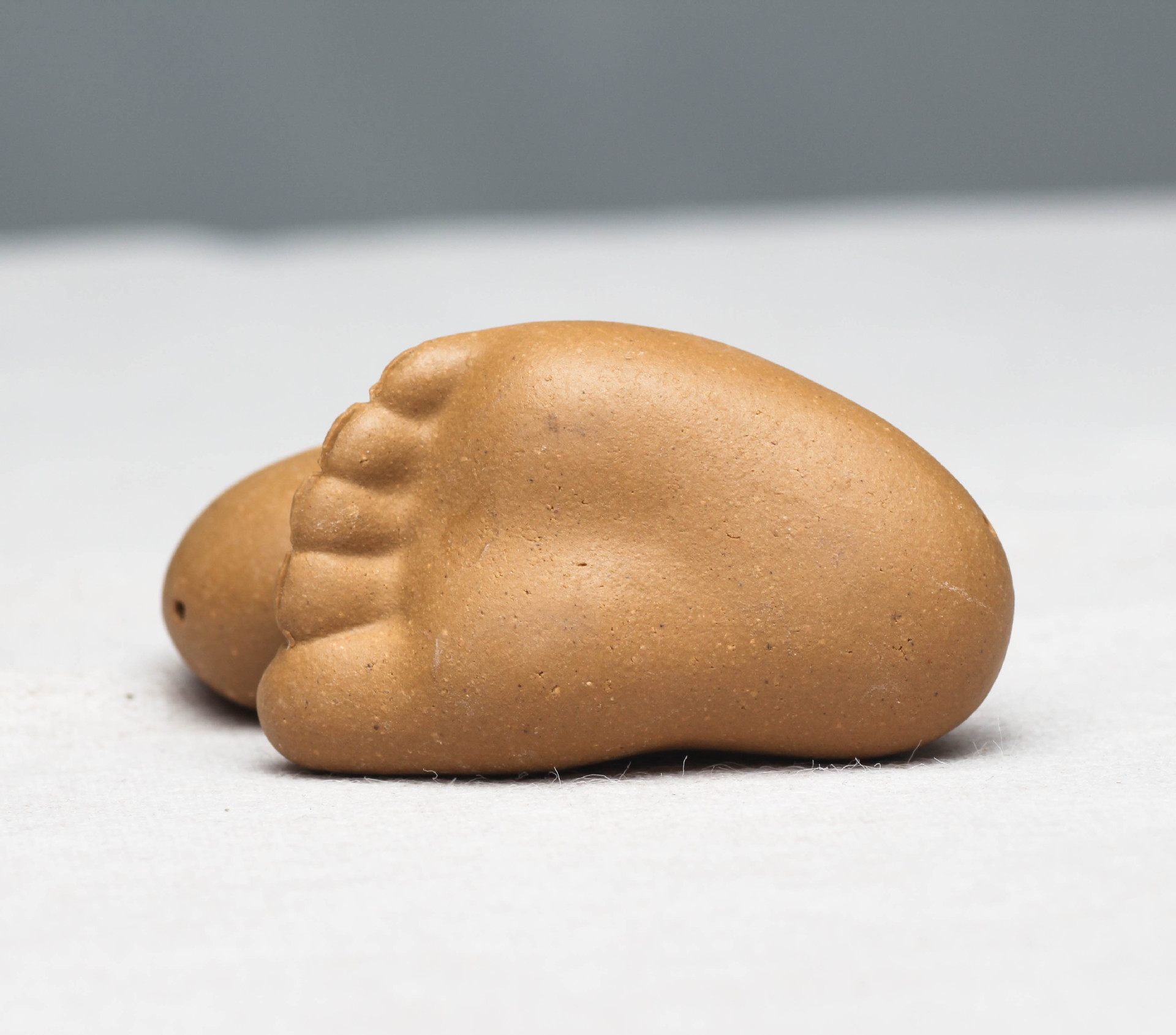 红春紫砂厂家批发宜兴全手工知足常乐小脚丫茶宠雕塑礼品摆件批发