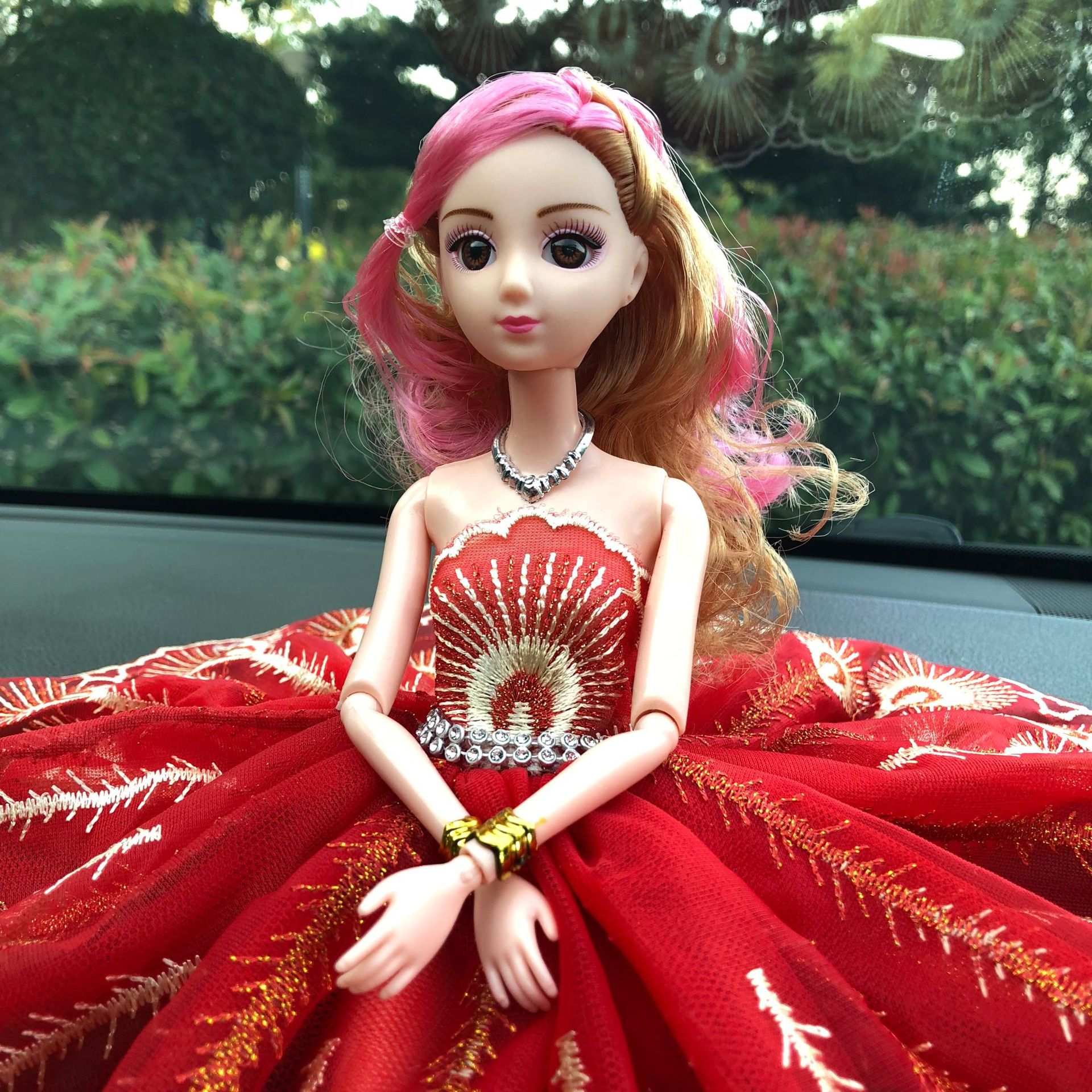 新齐车载芭比娃娃汽车摆件车载婚纱娃娃公主摆件公仔车内装饰bb