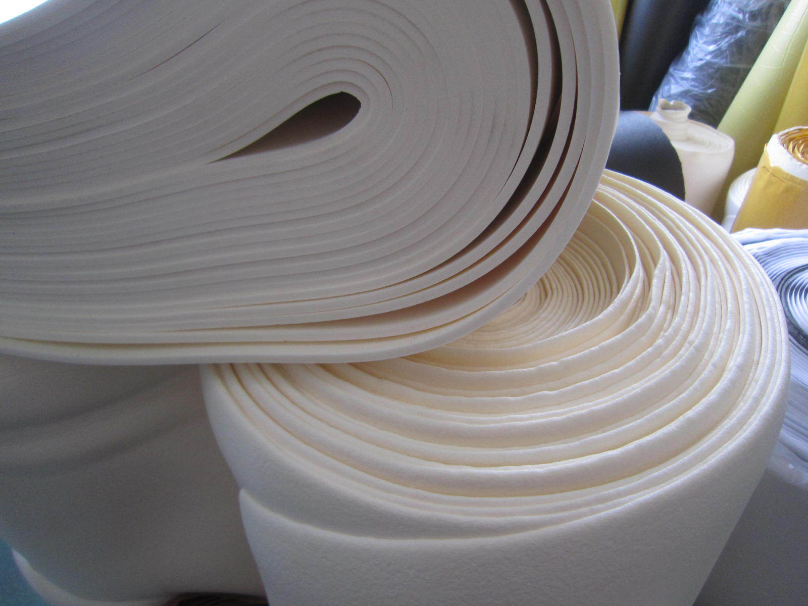 pvc泡棉也叫pvc闭孔发泡材料,又称聚氯乙烯泡棉/海绵.