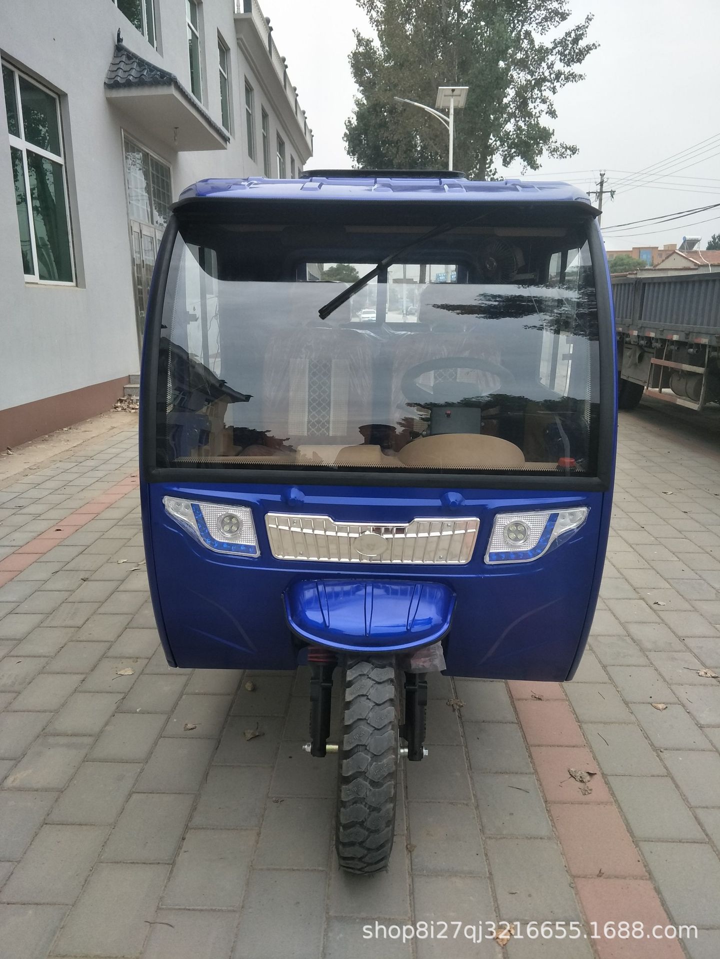 燃油半棚三轮摩托车汽油半封闭三轮车全新自卸农用带棚水冷摩托车