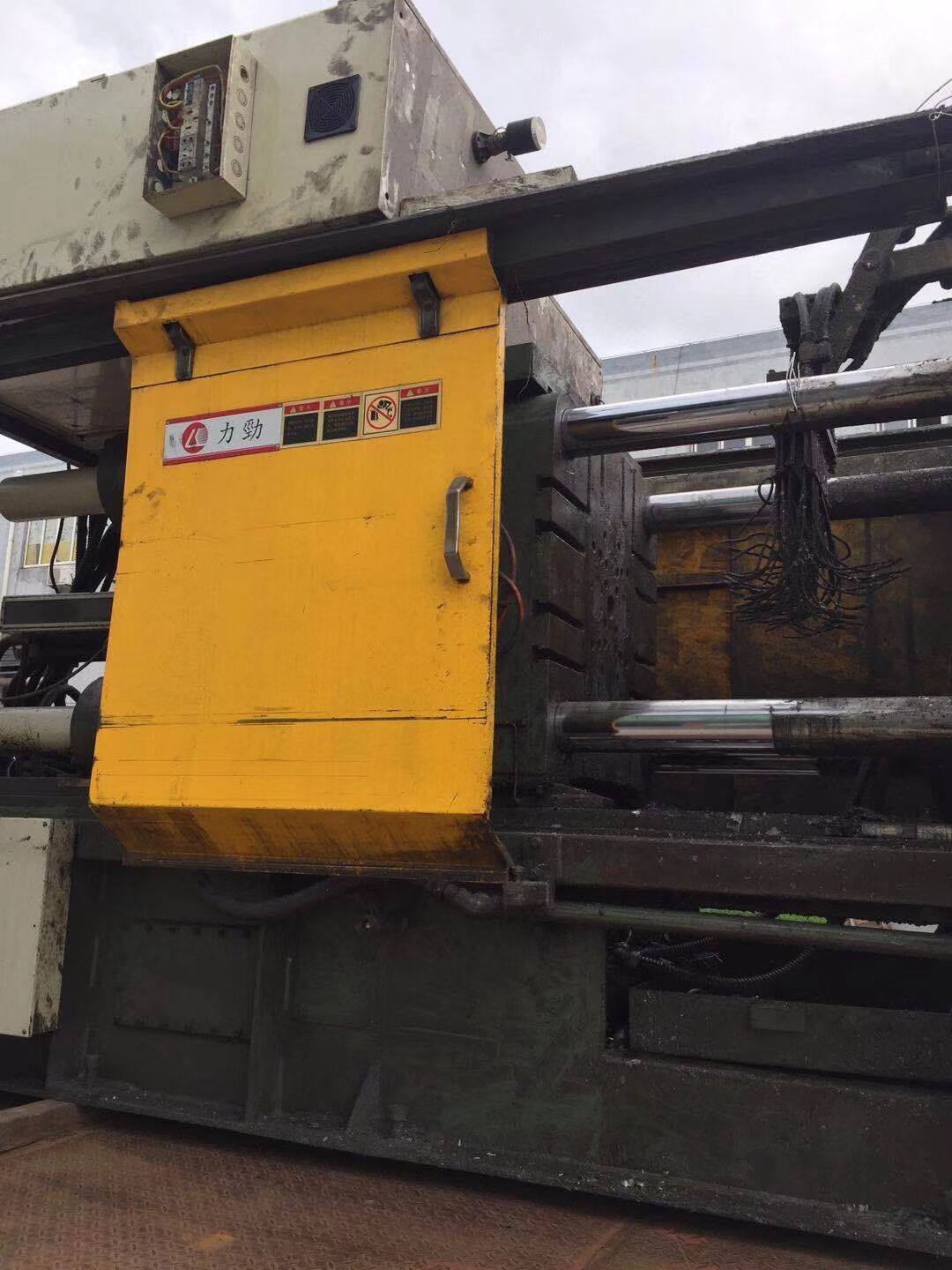 压铸机工厂转让400吨力劲铝合金冷室带给汤喷雾取件精密压铸机